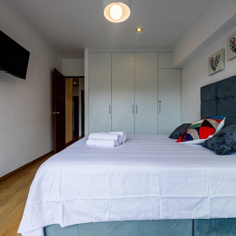 BSR Romantic Escape Flat w/ Rooftop Pool - Apartment - 5