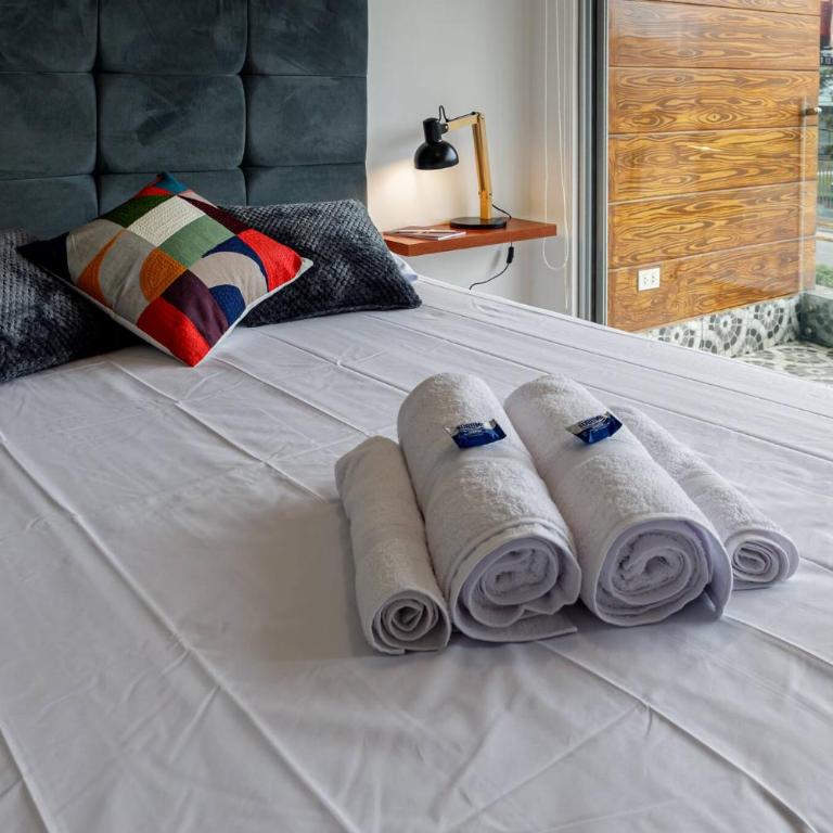 BSR Romantic Escape Flat w/ Rooftop Pool - Apartment - 18