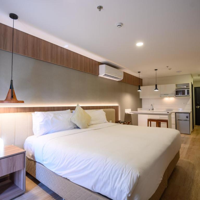 Five Hotel & Residences - Deluxe Balcony Double Room - 6
