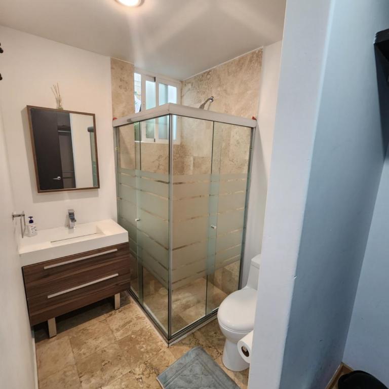 Suite Privada con Terraza y Baño, 5 min Six Flags - Deluxe Room (2 Adults + 1 Child) - 5