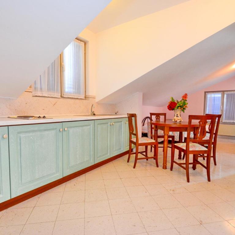 Villa Velzon Guesthouse - Apartman sa Terasom (6 Odraslih Osoba) - 8