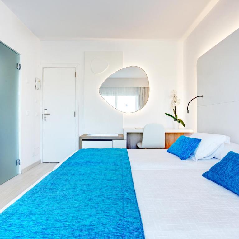 Grupotel Farrutx - Standard Double Room with Side Sea View - 1