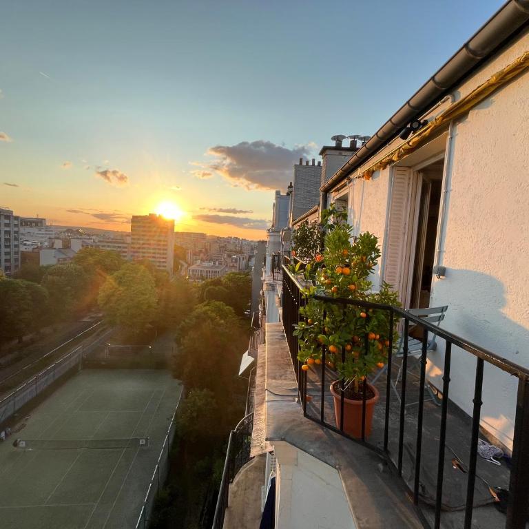 Appartement 8 personnes - terrasse sur espaces verts - vue Tour Eiffel - Appartement 3 Chambres avec Vue - 8