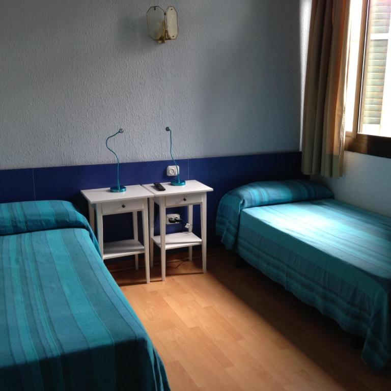 Hostal Delfos - Basic Triple Room with Shared Bathroom - 1
