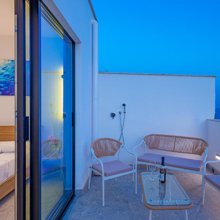 Room Castel Perollo by Biddizzi Rari - Camera Blu, Rosa e Verde - in Centro Storico di Sciacca - Deluxe King Room - 9