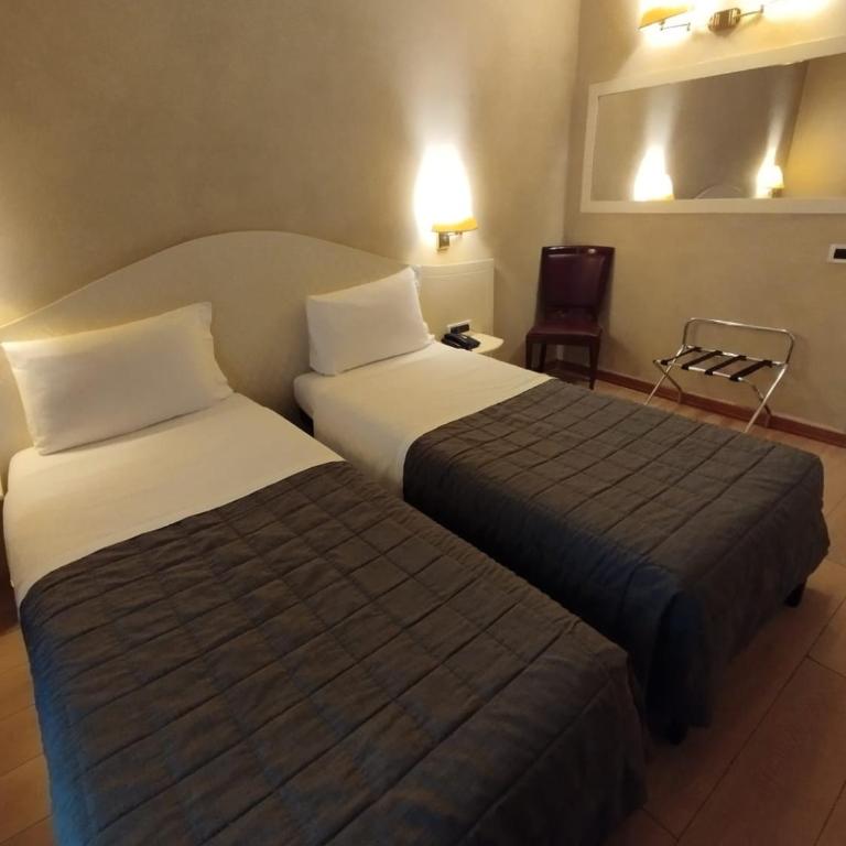 Hotel Continental - Double or Twin Room - 9