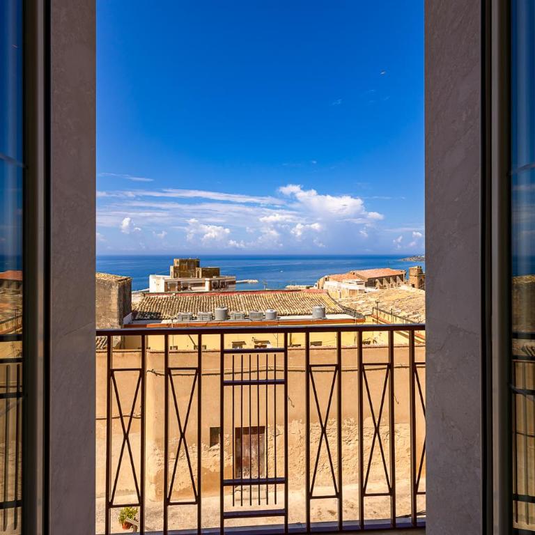 Room Castel Perollo by Biddizzi Rari - Camera Blu, Rosa e Verde - in Centro Storico di Sciacca - Family Suite with Balcony - 2