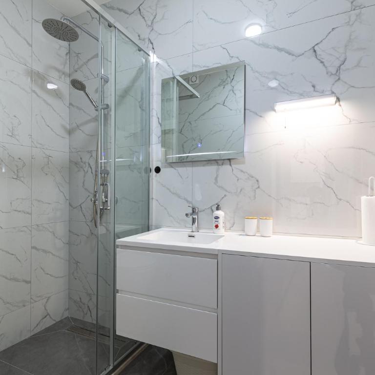 Warm-colored stylish apartment - Apartman s 2 Spavaće Sobe sa Balkonom i Terasom - 2