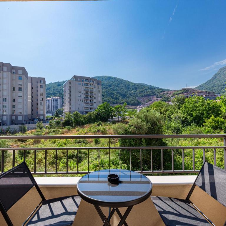 Warm-colored stylish apartment - Apartman s 2 Spavaće Sobe sa Balkonom i Terasom - 7