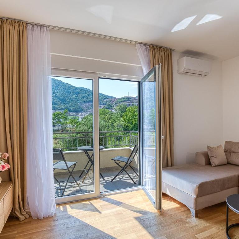 Warm-colored stylish apartment - Apartman s 2 Spavaće Sobe sa Balkonom i Terasom - 8