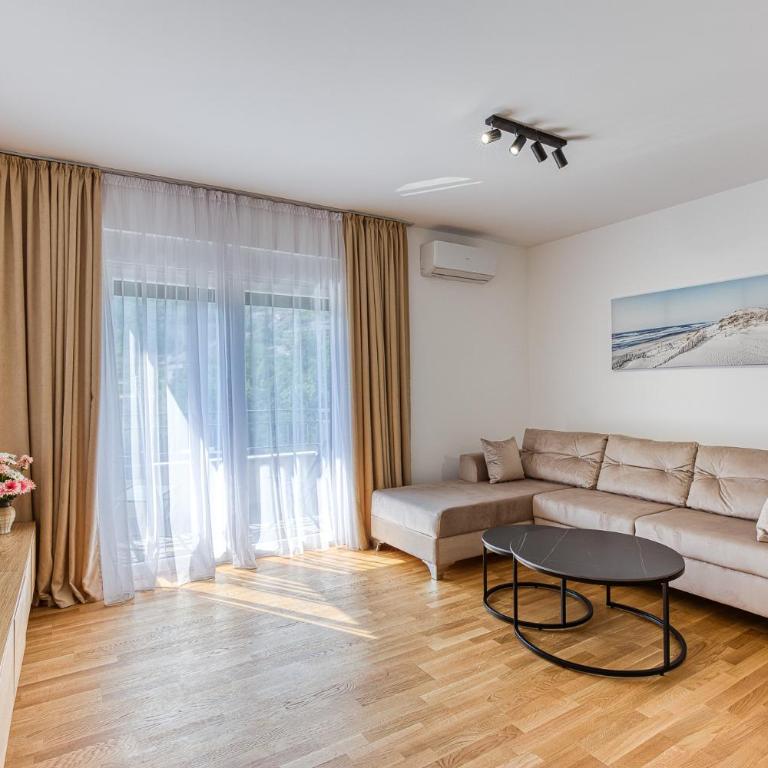 Warm-colored stylish apartment - Apartman s 2 Spavaće Sobe sa Balkonom i Terasom - 11