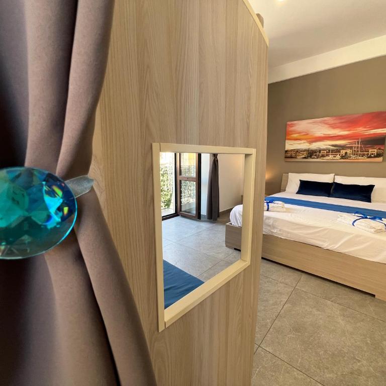 TREASURE ROOMs - Quadruple Room with Balcony - 32