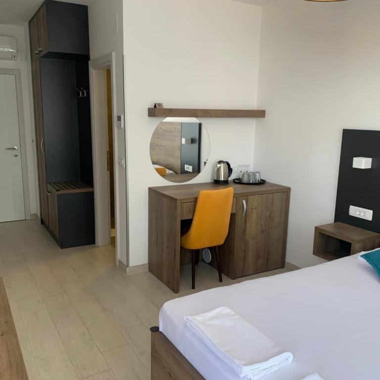 Reževići Apartments - Deluxe Double Room with Balcony and Sea View - 1