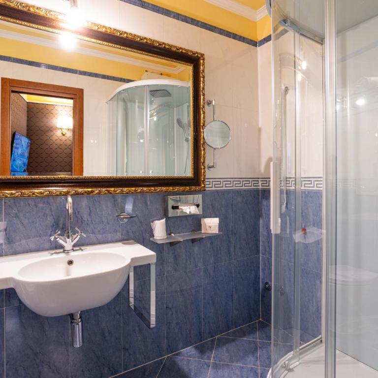Hotel Manfredi Suite In Rome - Deluxe Triple Room - 9