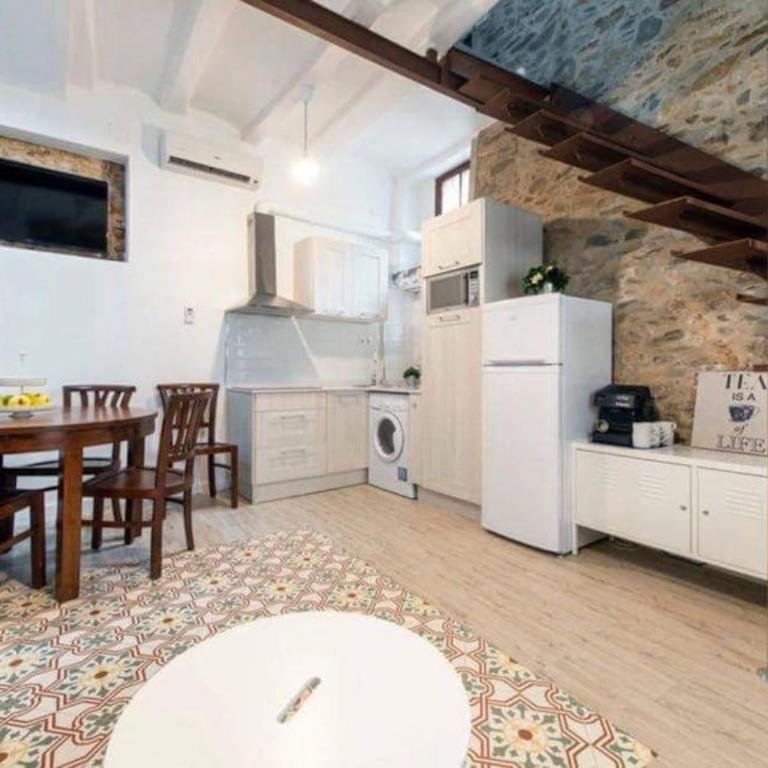 The Yellow House by MyRentalHost - Three-Bedroom House - 4