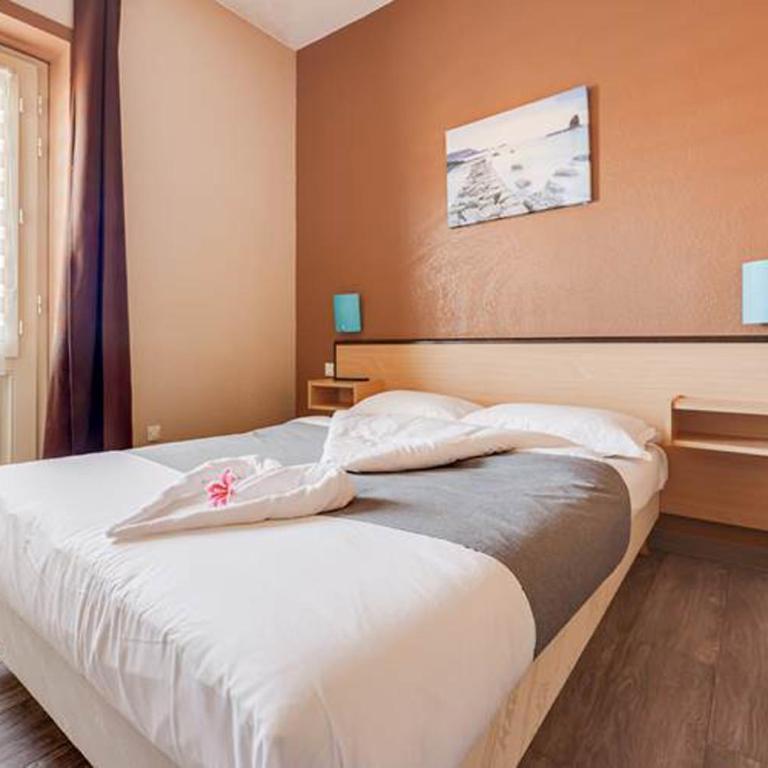 Rev'Hotel - Chambre Quadruple avec Douche - 1