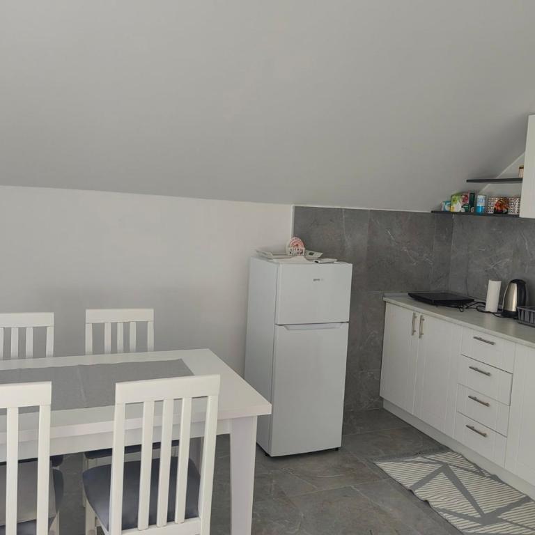 Apartment Holiday - Apartman sa 2 Spavaće Sobe i Balkonom - 1