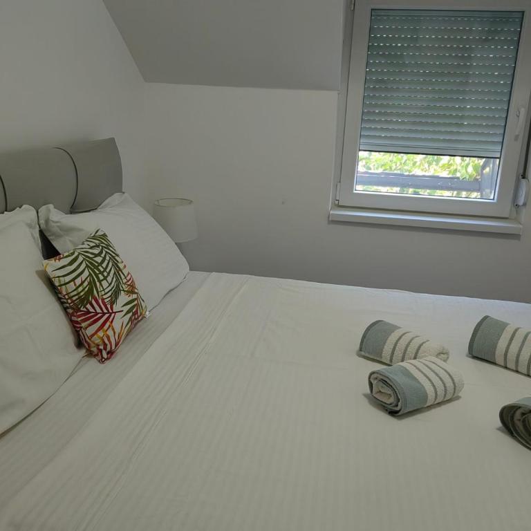 Apartment Holiday - Apartman sa 2 Spavaće Sobe i Balkonom - 11