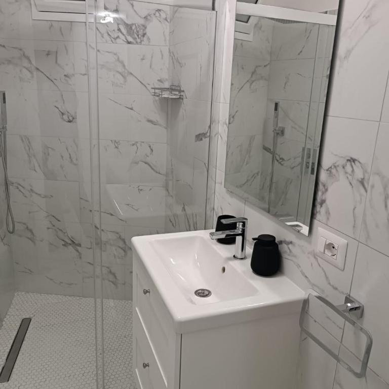 Marilissa Home - Double Room with Private Bathroom - 10