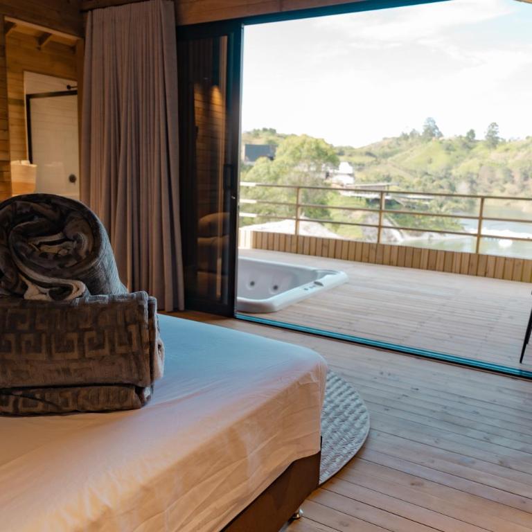 Okai by Bernalo Hotels - Habitación con cama extragrande y bañera de hidromasaje - 8