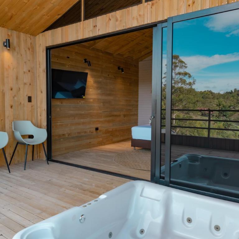 Okai by Bernalo Hotels - Habitación con cama extragrande y bañera de hidromasaje - 9