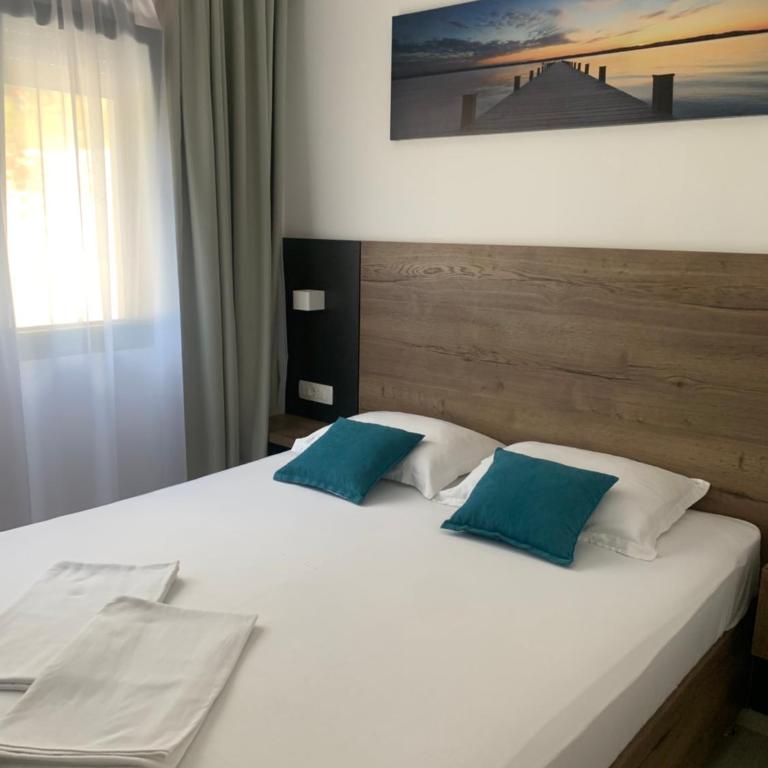 Reževići Apartments - One-Bedroom Apartment with Balcony and Sea View - 1