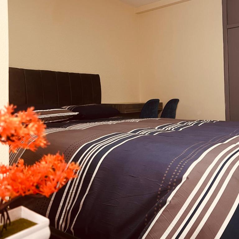 AShostEcuador, Quito, rooms & suits, Quito cerca parque La Carolina - Habitación Doble con baño privado - 2 camas - 2