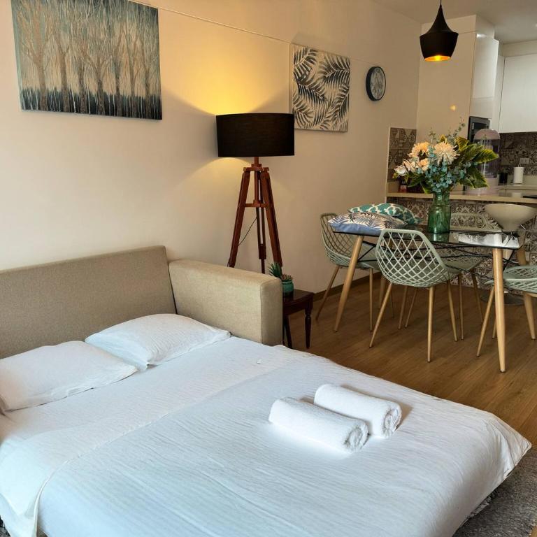 BSR Romantic Escape Flat w/ Rooftop Pool - Apartment - 51