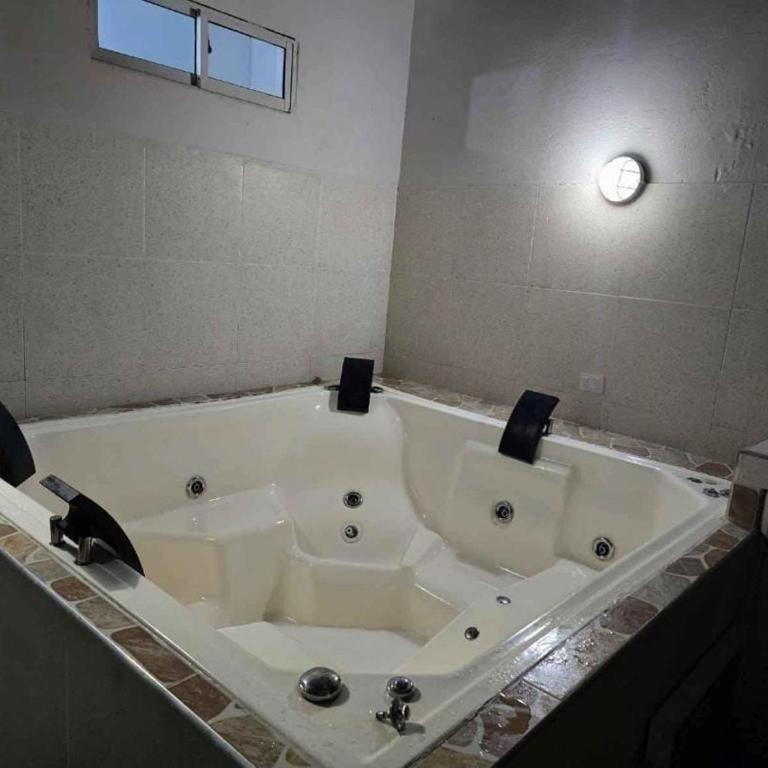 CASA QUINTA INCRIEBLE EN RICAURTe CUNDINAMARCA - Casa de 4 dormitorios - 6