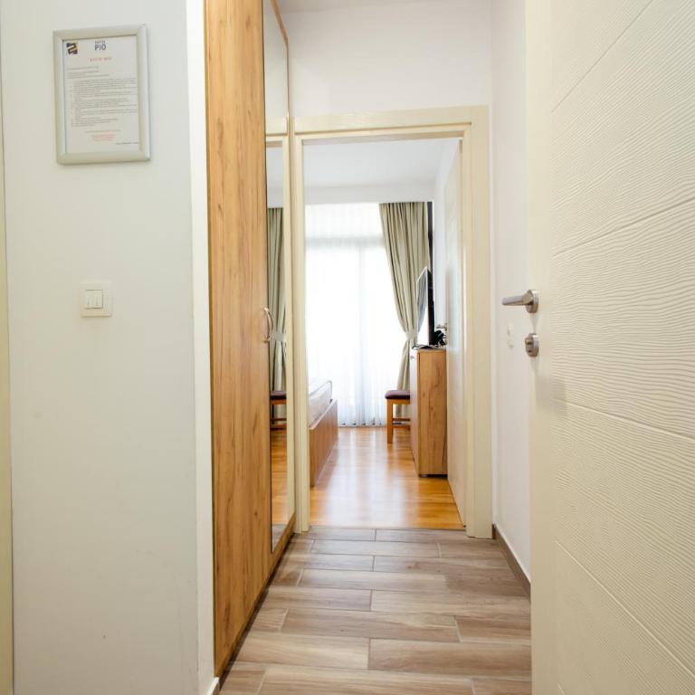 Hotel PIO - Dvokrevetna Soba sa Bračnim Krevetom i Sopstvenim Kupatilom - 1