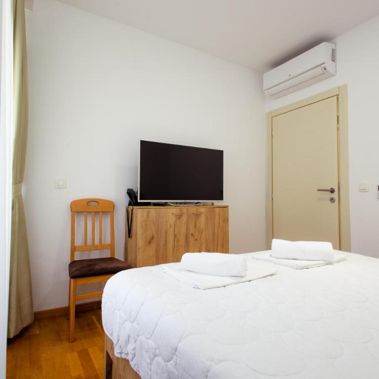 Hotel PIO - Dvokrevetna Soba sa Bračnim Krevetom i Sopstvenim Kupatilom - 5