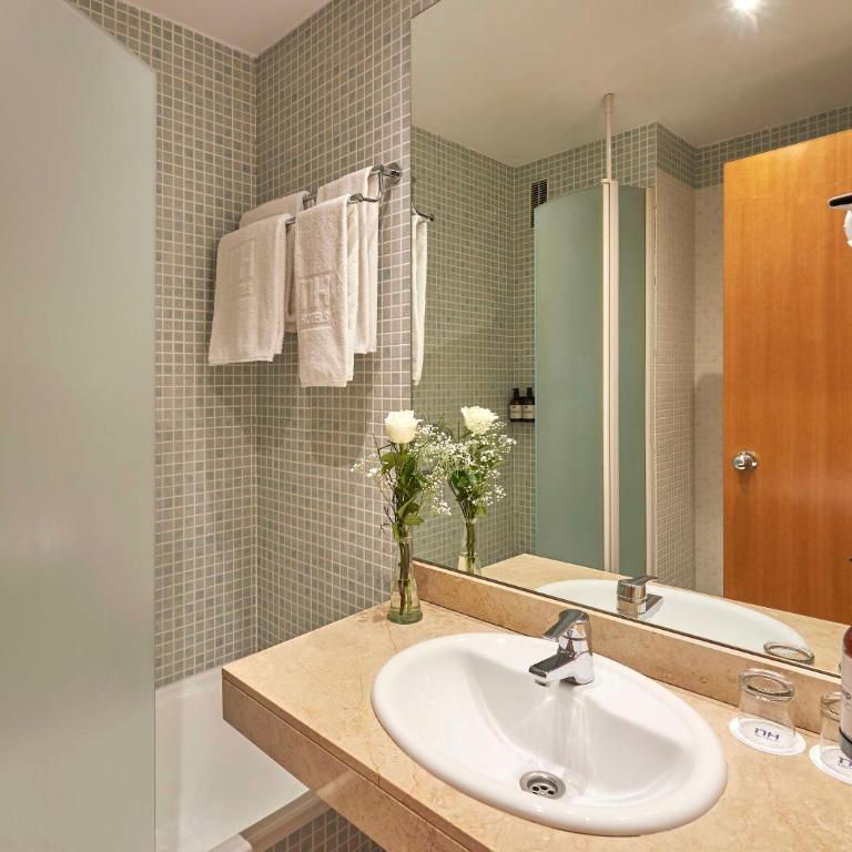 NH Valencia Las Ciencias - Standard Double or Twin Room - 4