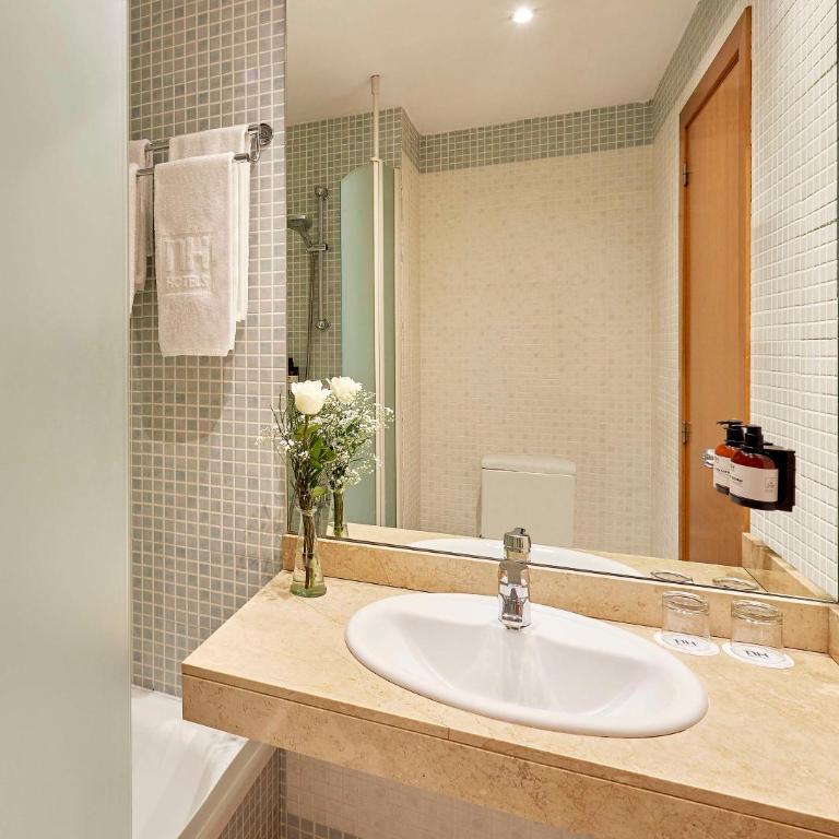 NH Valencia Las Ciencias - Standard Double or Twin Room - 3