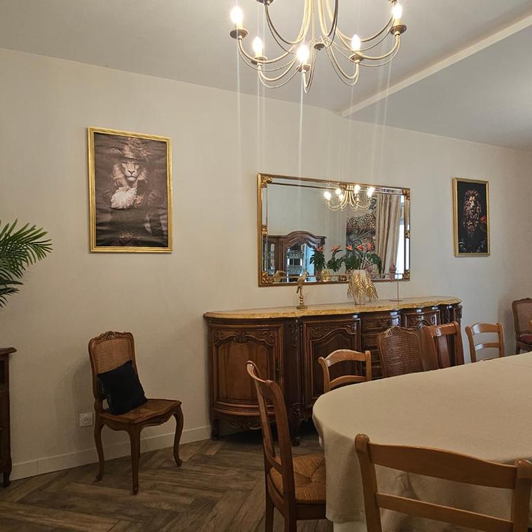 Gîte La Grange - 14 personnes Zoo de Beauval et Châteaux - Five-Bedroom House - 16