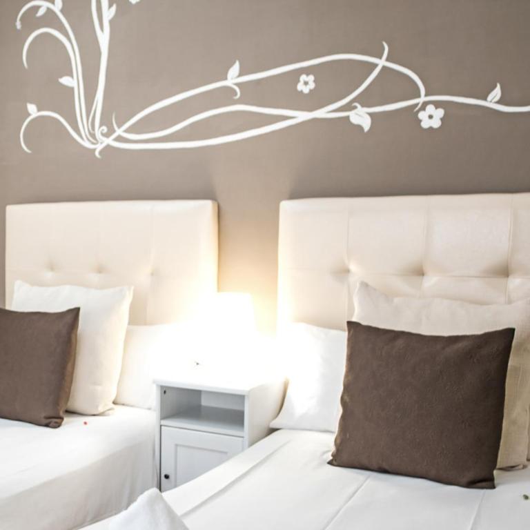 Petit Hotel - Twin Room with Private External Bathroom - 7