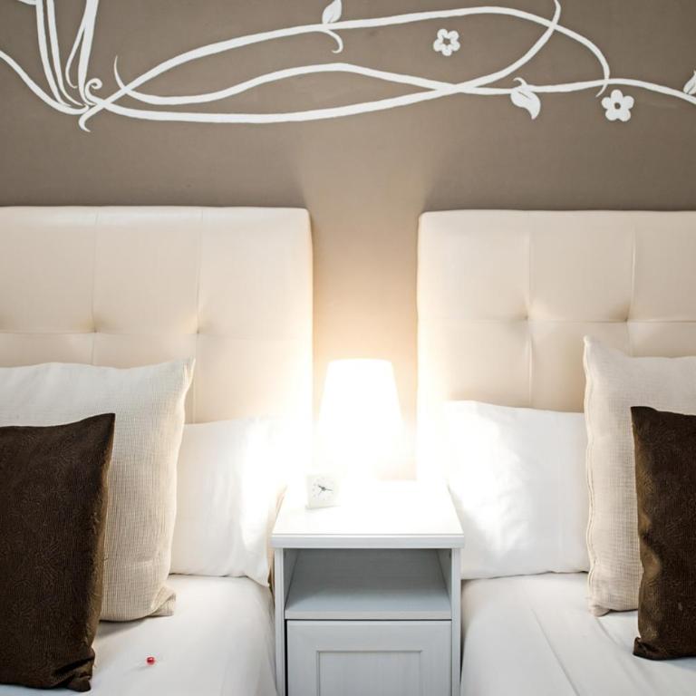 Petit Hotel - Twin Room with Private External Bathroom - 6