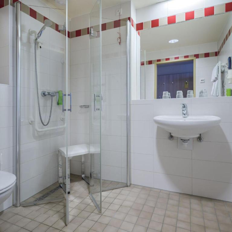 JUFA Hotel Altenmarkt-Zauchensee - Doppelzimmer mit Balkon - 3