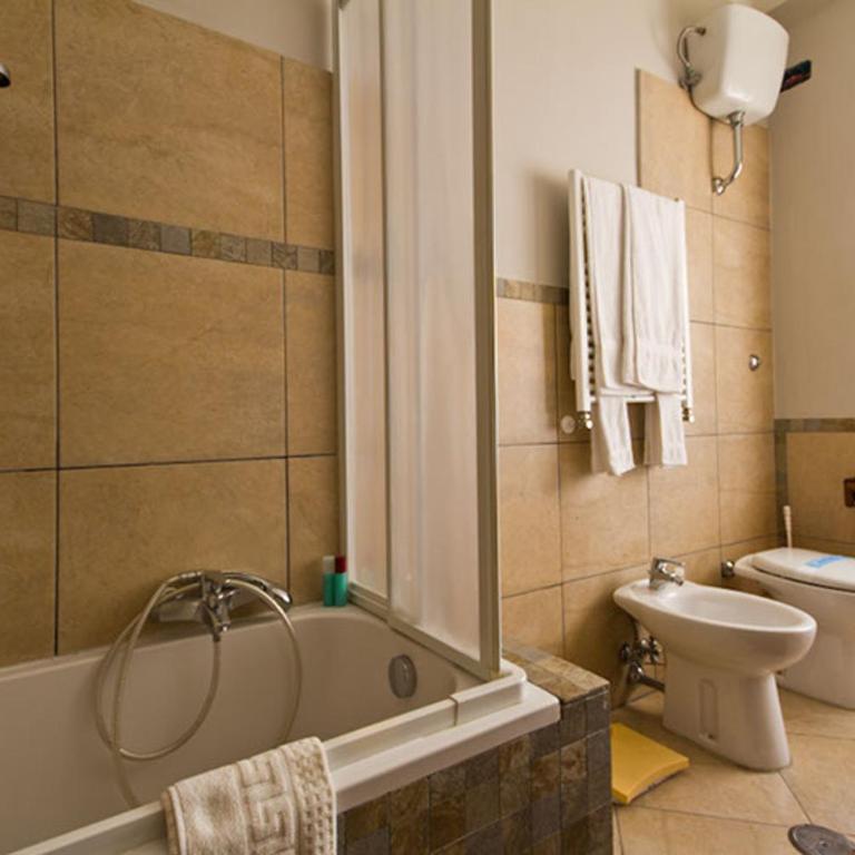 B&B Roma Appia Davila25 - Triple Room with Private External Bathroom - 7