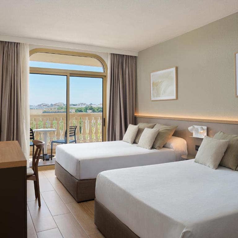 Ponient Dorada Palace by PortAventura World - Available rates with tickets to PortAventura Park & Ferrari Land - Habitación Estándar con vistas a la piscina (2 adultos + 1 niño) - 1