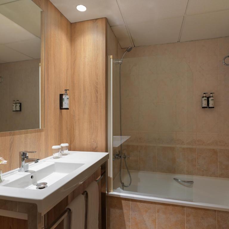 Ponient Dorada Palace by PortAventura World - Available rates with tickets to PortAventura Park & Ferrari Land - Habitación Estándar con vistas a la piscina (1 adulto) - 5
