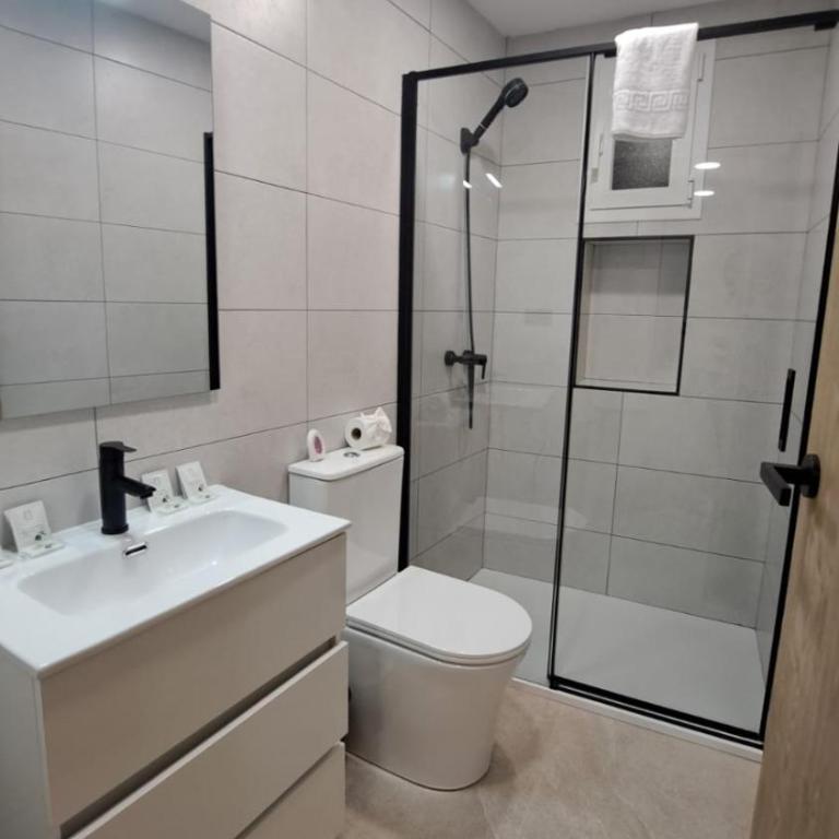 Chloe 2 - Two-Bedroom Apartment with Balcony - 3