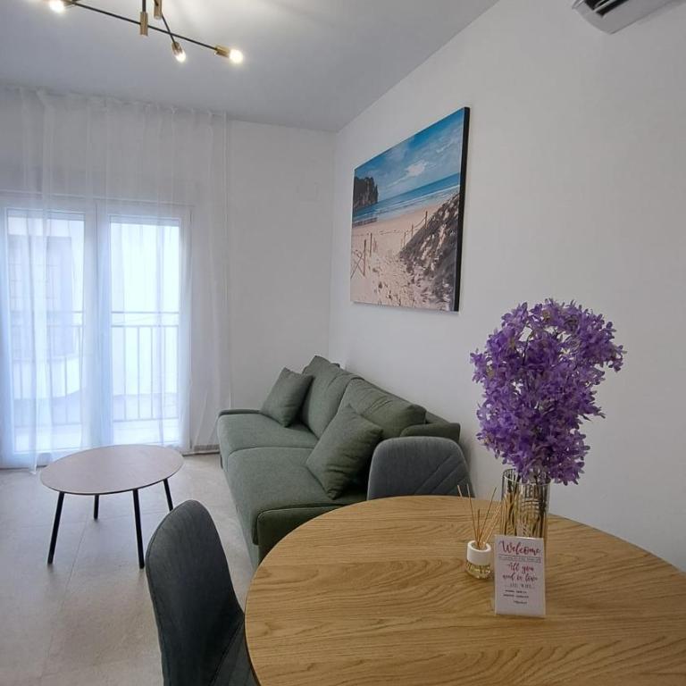 Chloe 2 - Two-Bedroom Apartment with Balcony - 2