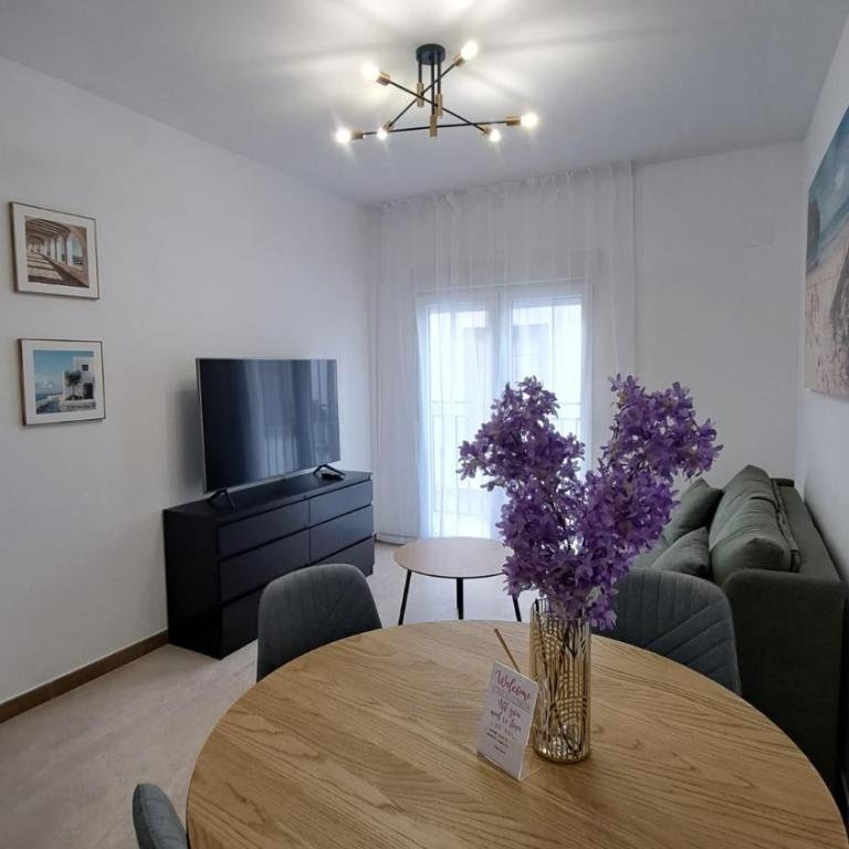 Chloe 2 - Two-Bedroom Apartment with Balcony - 12