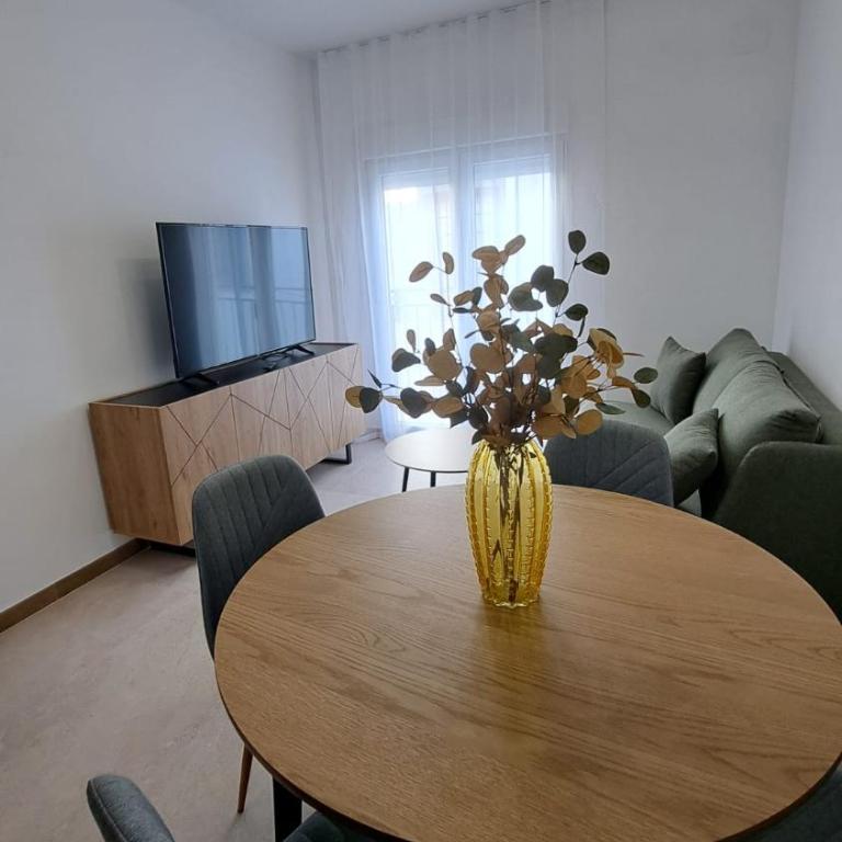 Chloe 2 - Two-Bedroom Apartment with Balcony - 3