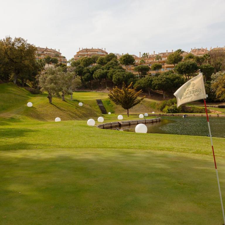 Luxurious frontline golf apartment in Elviria - Apartamento de 2 dormitorios - 64