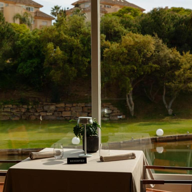 Luxurious frontline golf apartment in Elviria - Apartamento de 2 dormitorios - 62