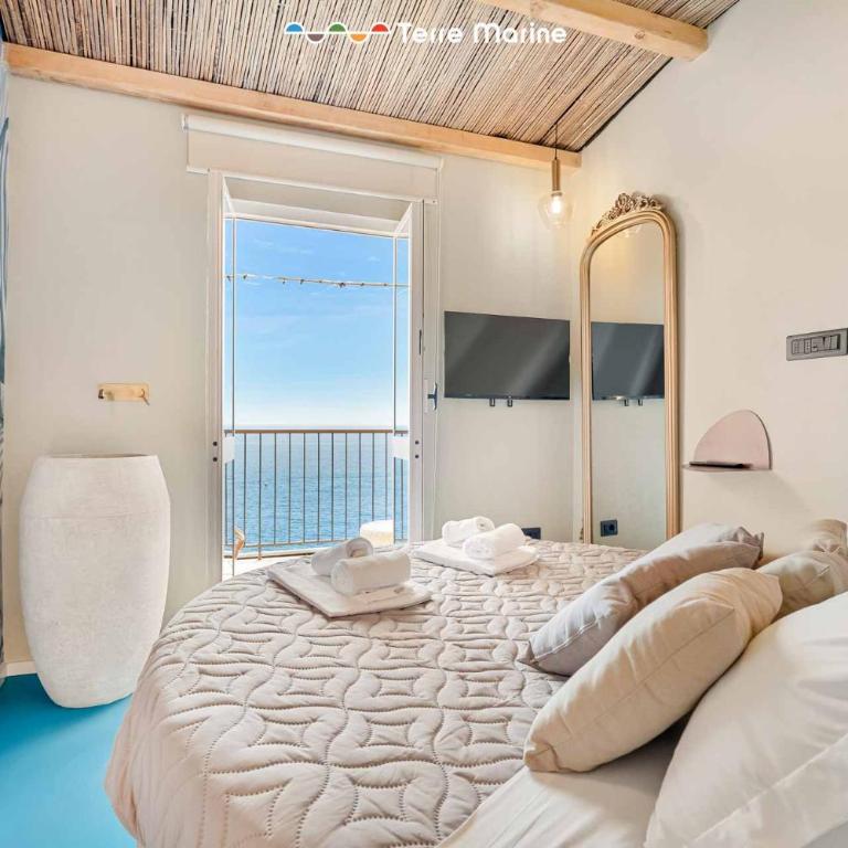 Nidoo TerreMarine - Deluxe Double Room with Balcony and Sea View - 1