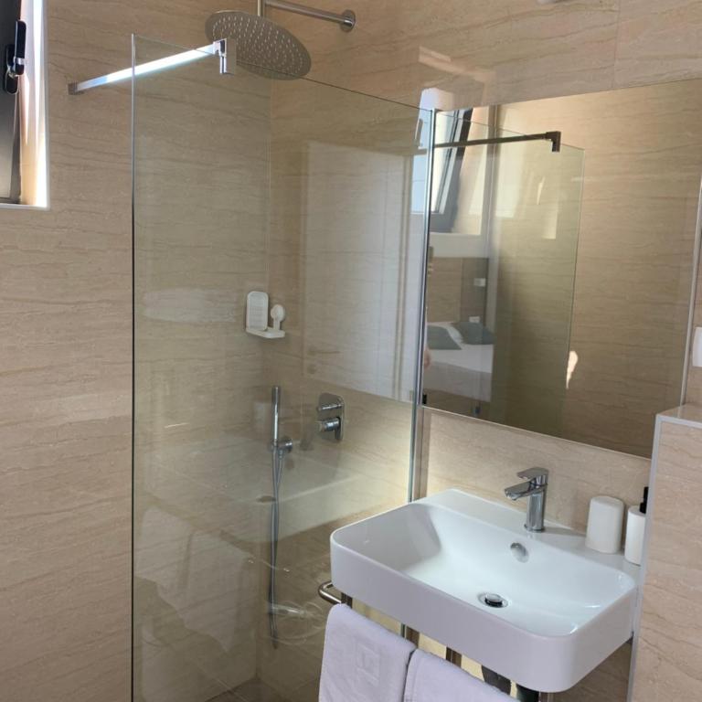 REZEVICI BOUTIQUE VILLA - Double Room with Balcony and Sea View - 3