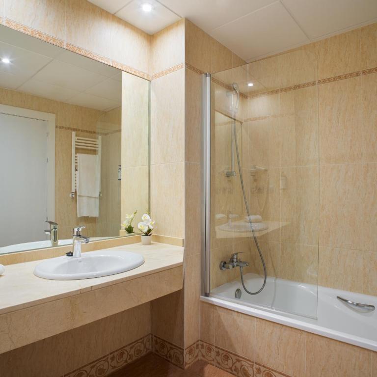 Ponient Pirámide Salou by PortAventura World - Available rates with tickets to PortAventura Park & Ferrari Land - Habitación Doble Estándar con vistas (2 adultos) - 7