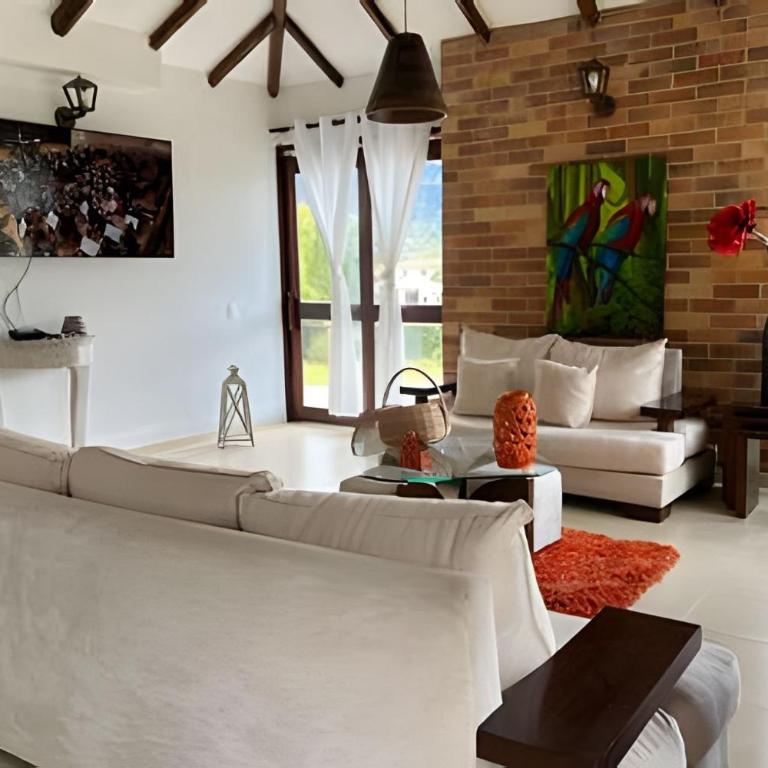 Casa de montaña con vista, BBQ y wifi confiable - Villa - 17